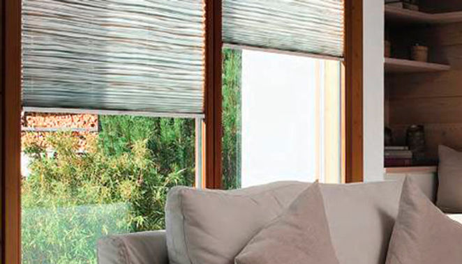 Venetian blinds with precision light control